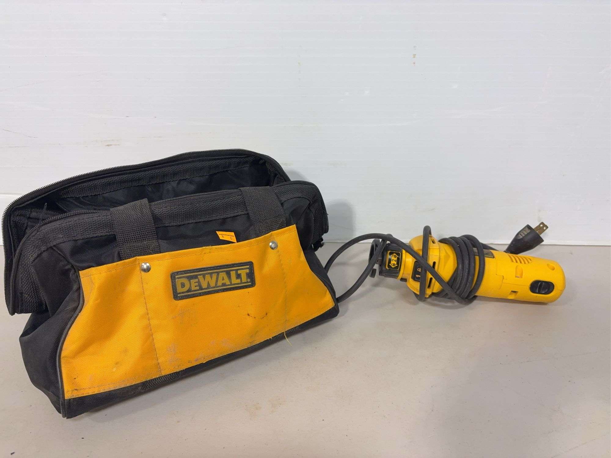 DeWalt DW660 cut-out tool w/ bag - works