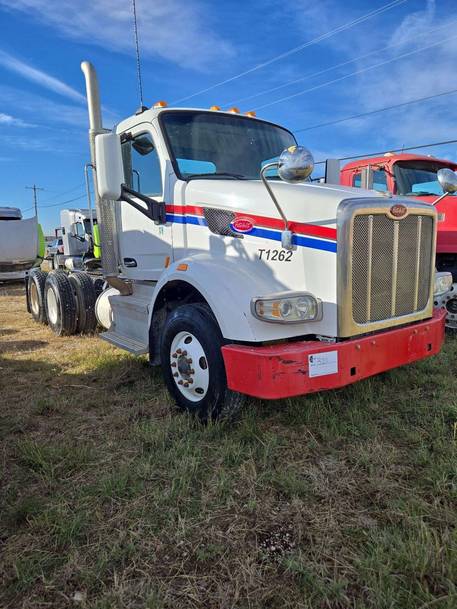 2015 Peterbilt 567 showing 31,476 mi, 7,804 hrs - runs