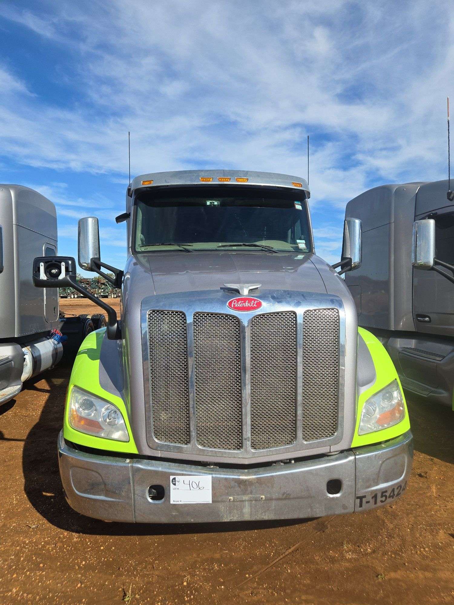 2015 Peterbilt 579 showing 370,184 mi, 14,618 hrs - runs