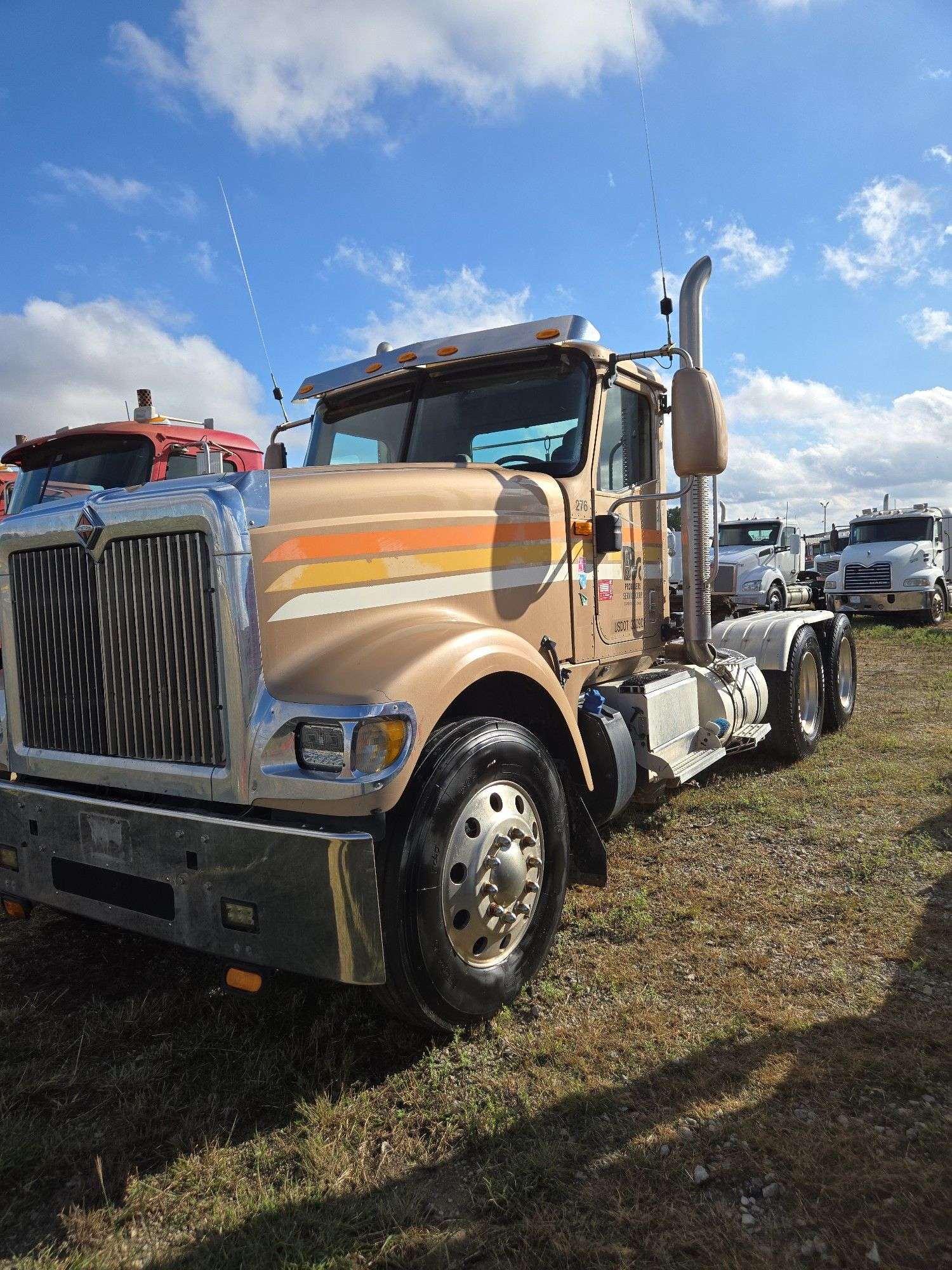 2015 International 9900 showing 218,605 mi, 6,078 hrs- runs