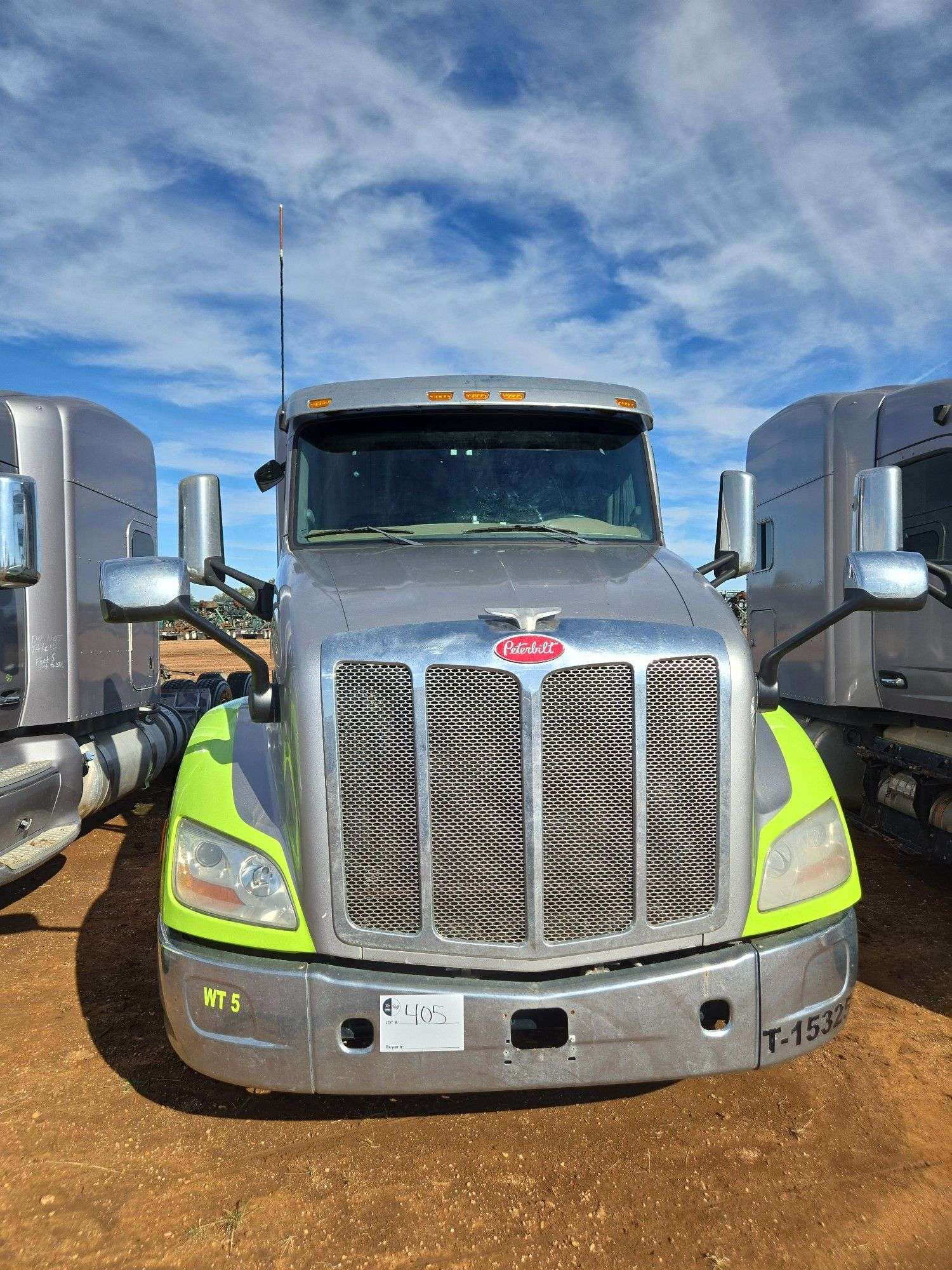 2015 Peterbilt 579 showing 453,390 mi, 22,671 hrs - runs