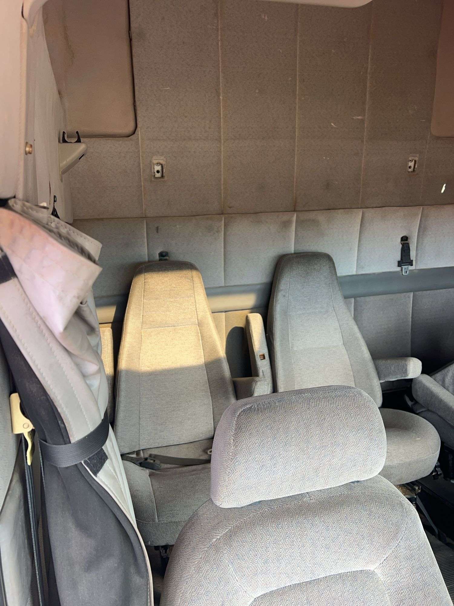 2003 Volvo showing 862,463 & 82,463 mi, 3,909 hrs - doesn't run