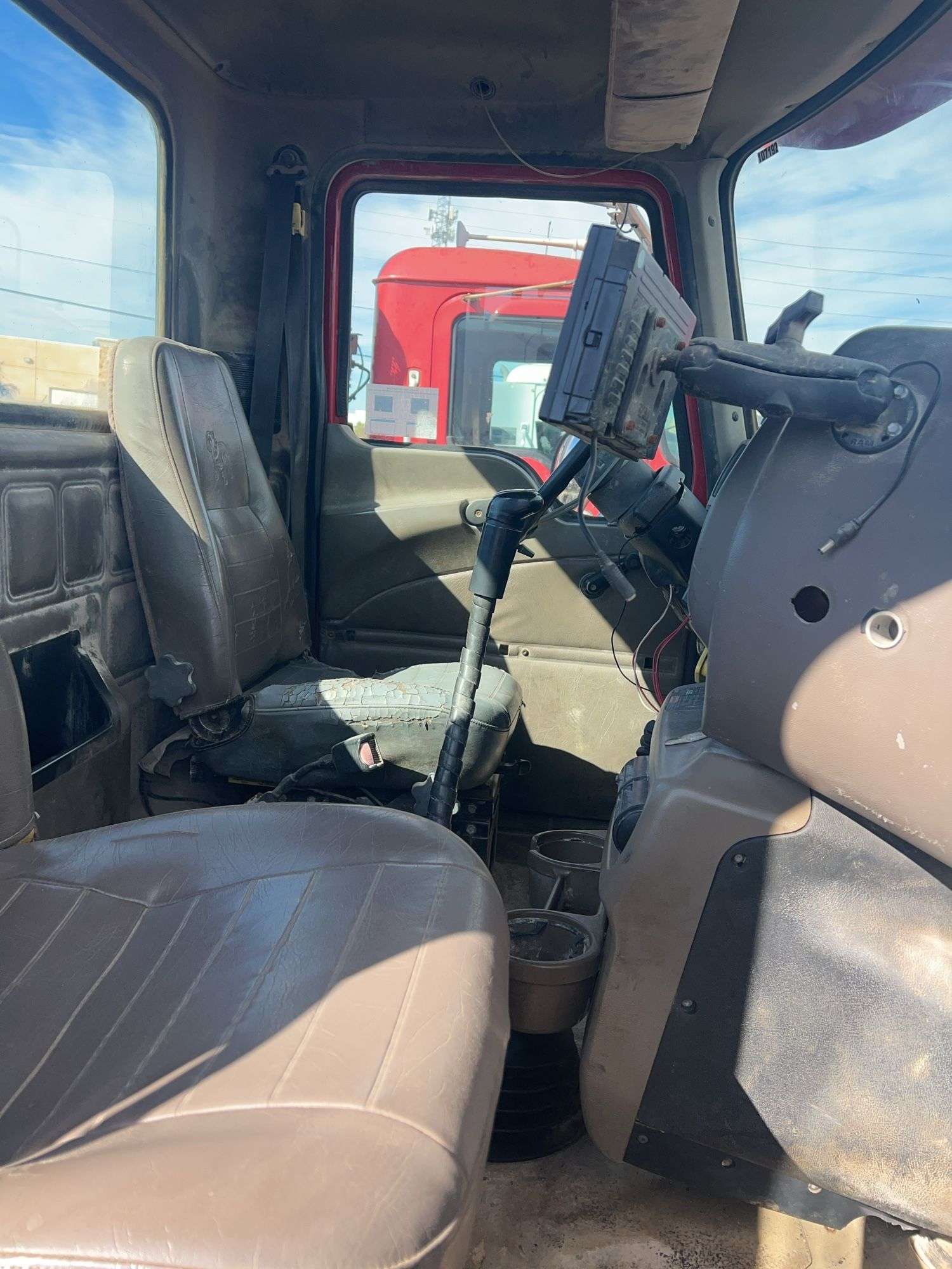 2007 Mack CHN613 showing 57,568 mi, 15,558 hrs - runs