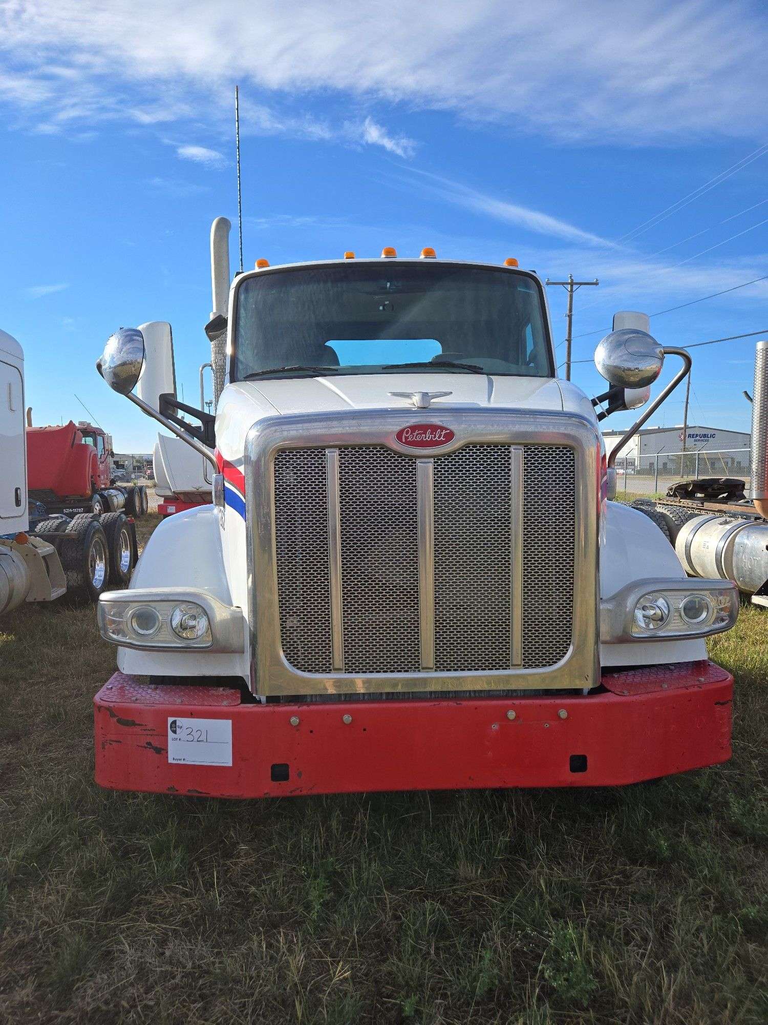 2015 Peterbilt 567 showing 31,476 mi, 7,804 hrs - runs