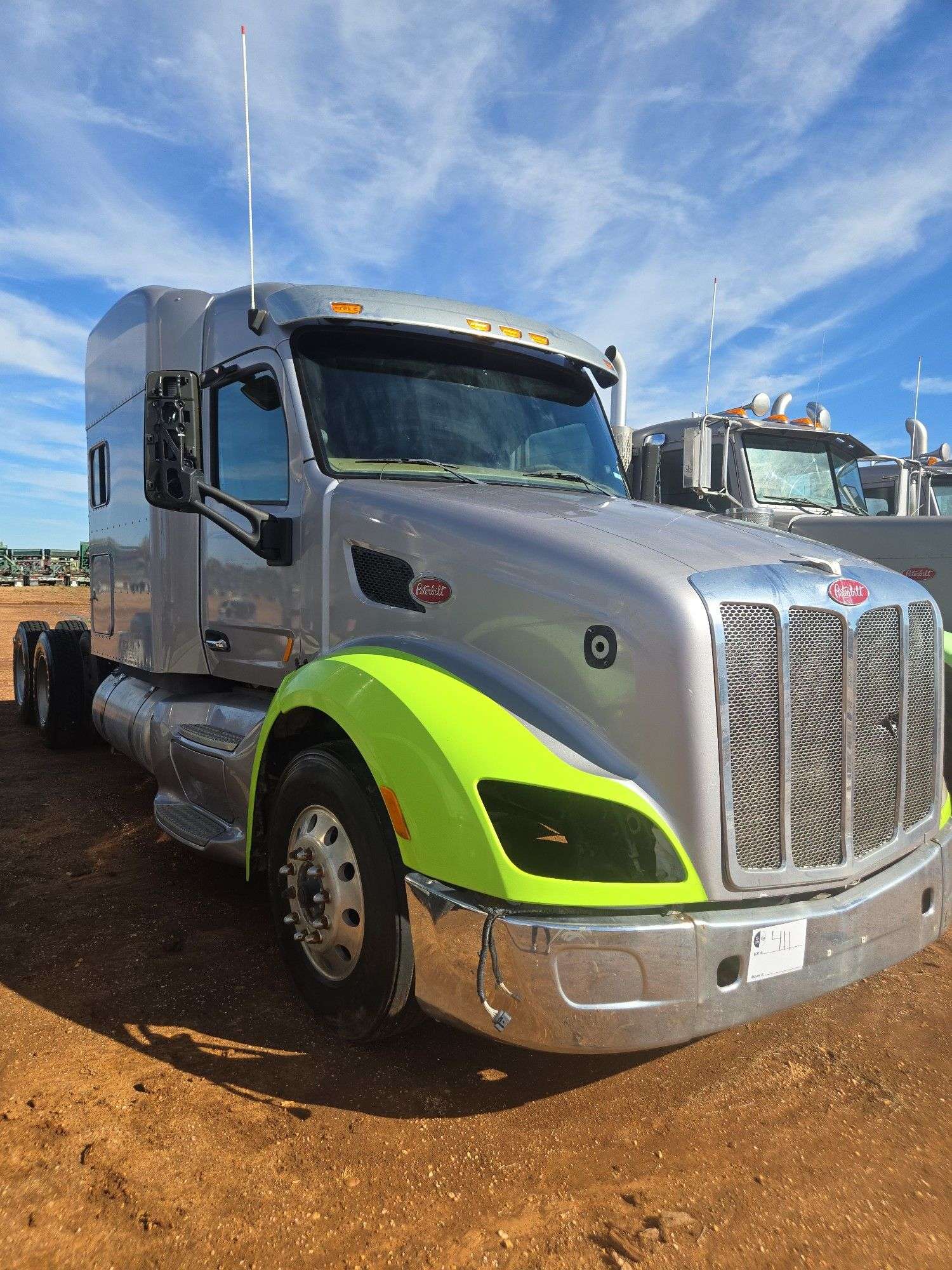 2015 Peterbilt 579 showing 500,775 mi, 26,318 hrs - doesn't run