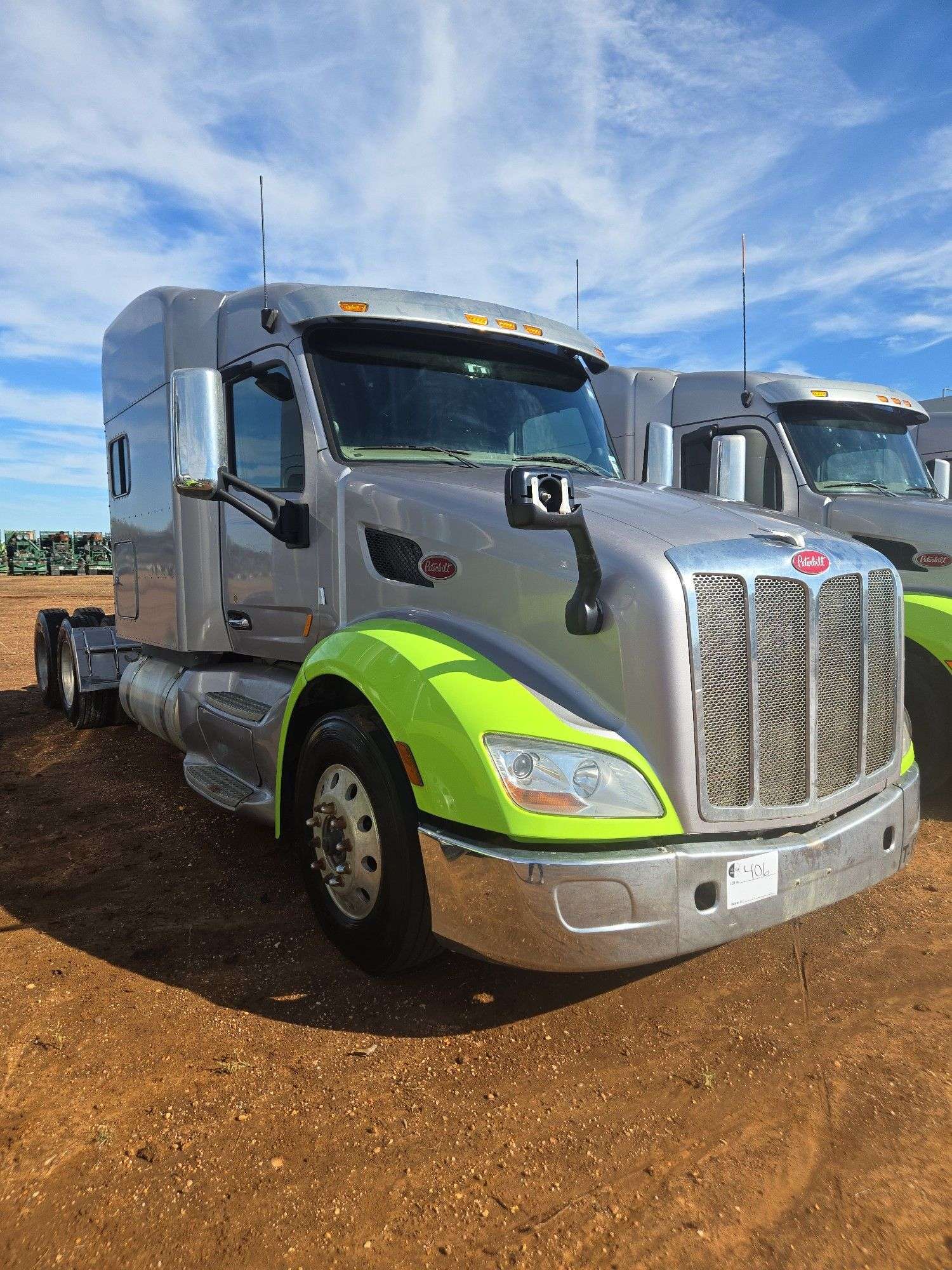 2015 Peterbilt 579 showing 370,184 mi, 14,618 hrs - runs