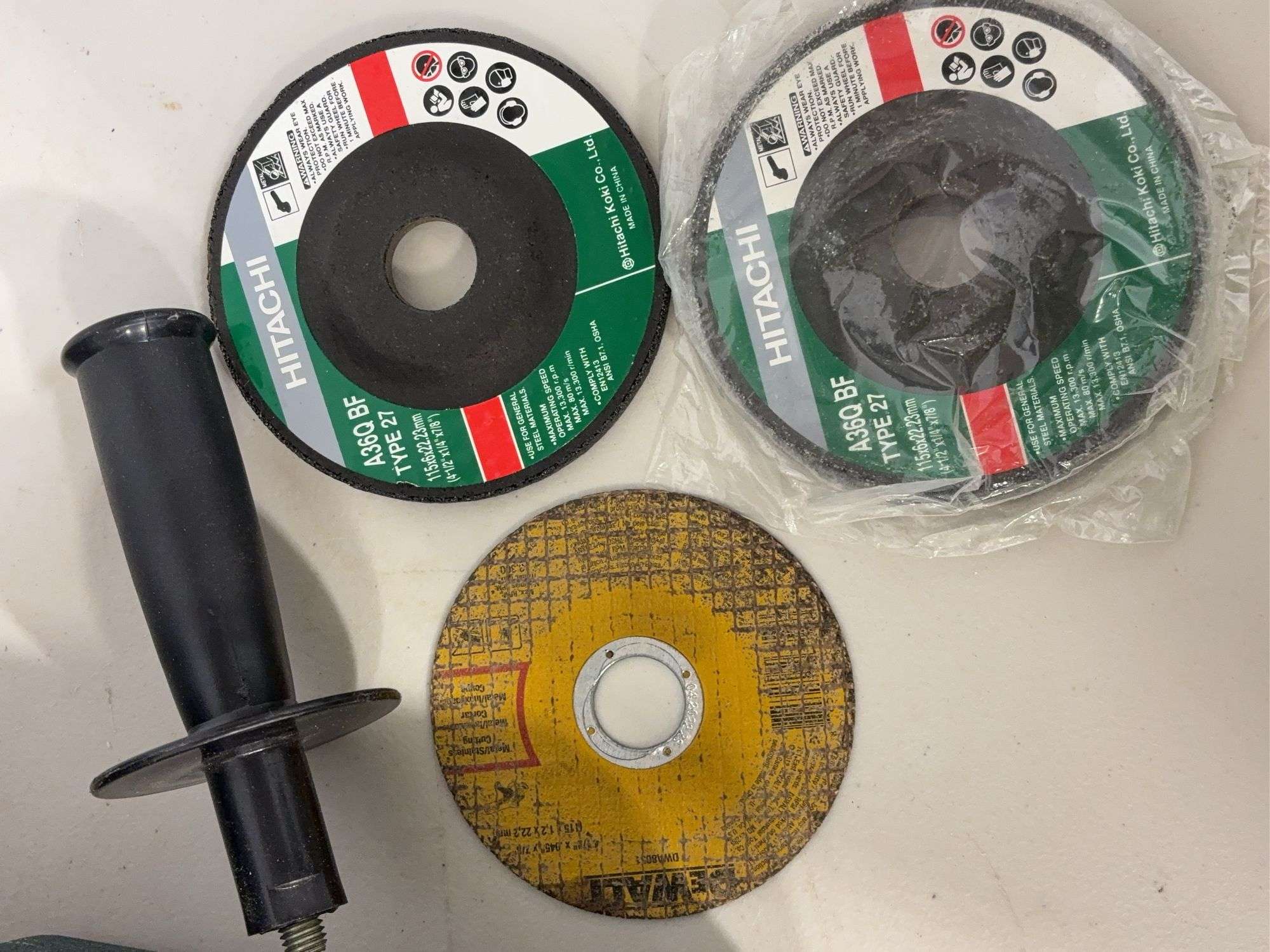 Hitachi G12SR3 electric disc grinder w/ case