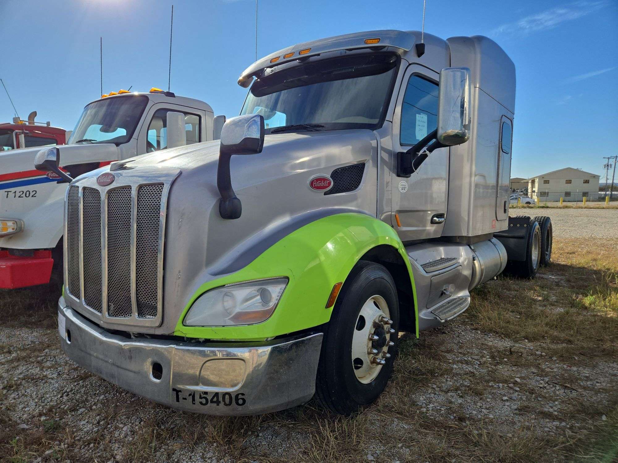 2015 Peterbilt 579 507,402 mi, hrs unknown- doesn't run