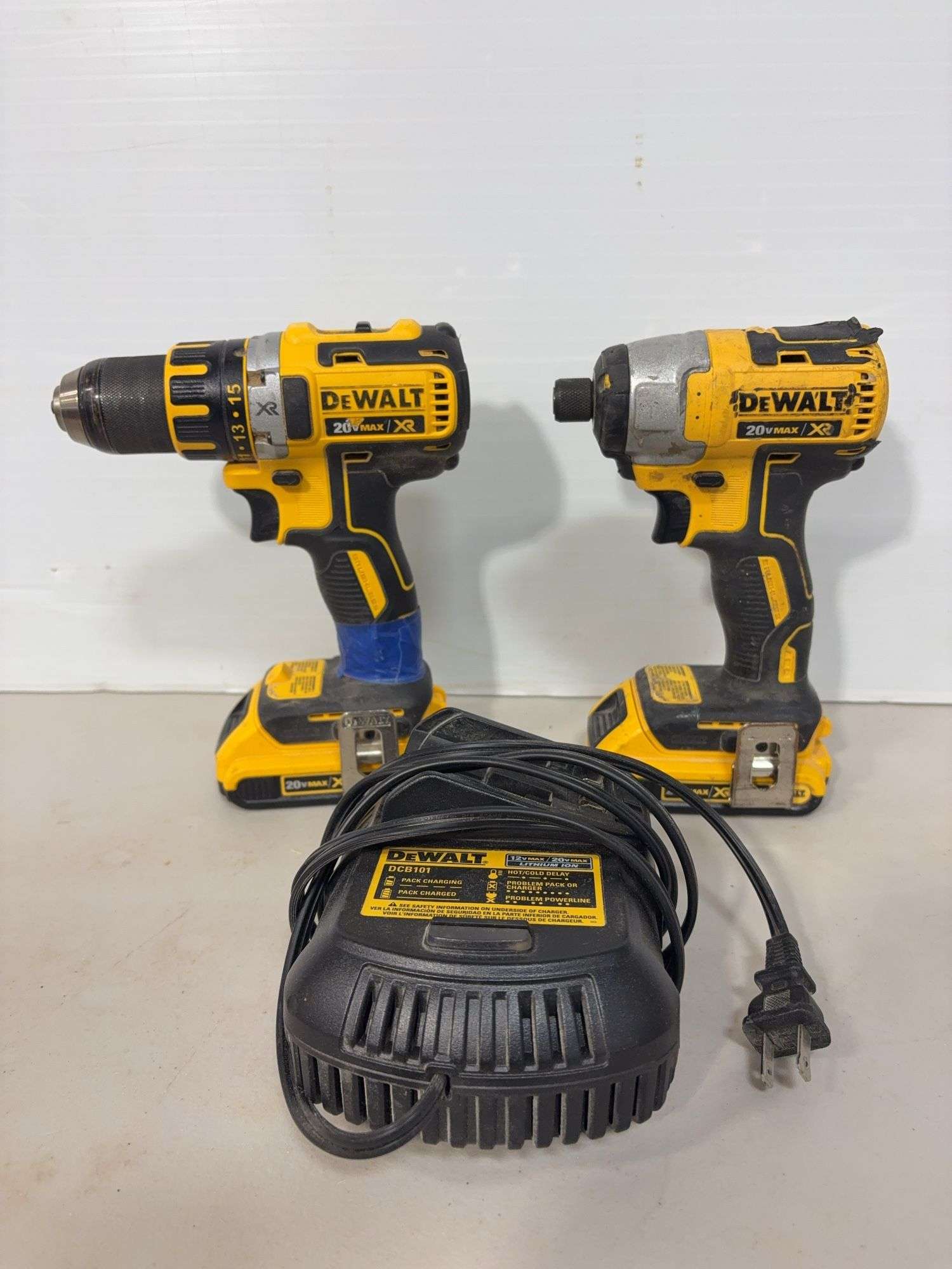 DeWalt cordless drill driver and impact driver w/ battery charger - works