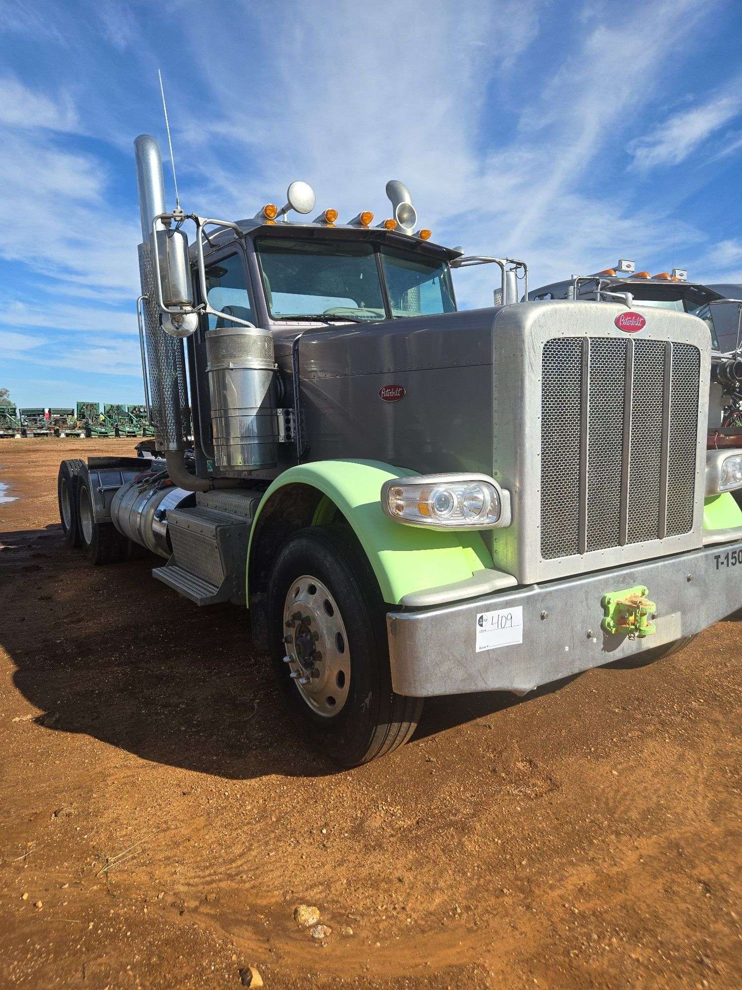 2015 Peterbilt 389 showing 20,400 mi, hrs unknown - doesn't run