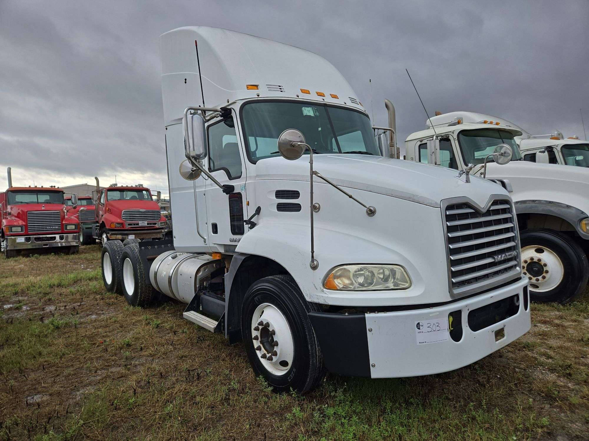 2013 Mack CXU613 showing 359,326 mi, 8,691 hrs - runs