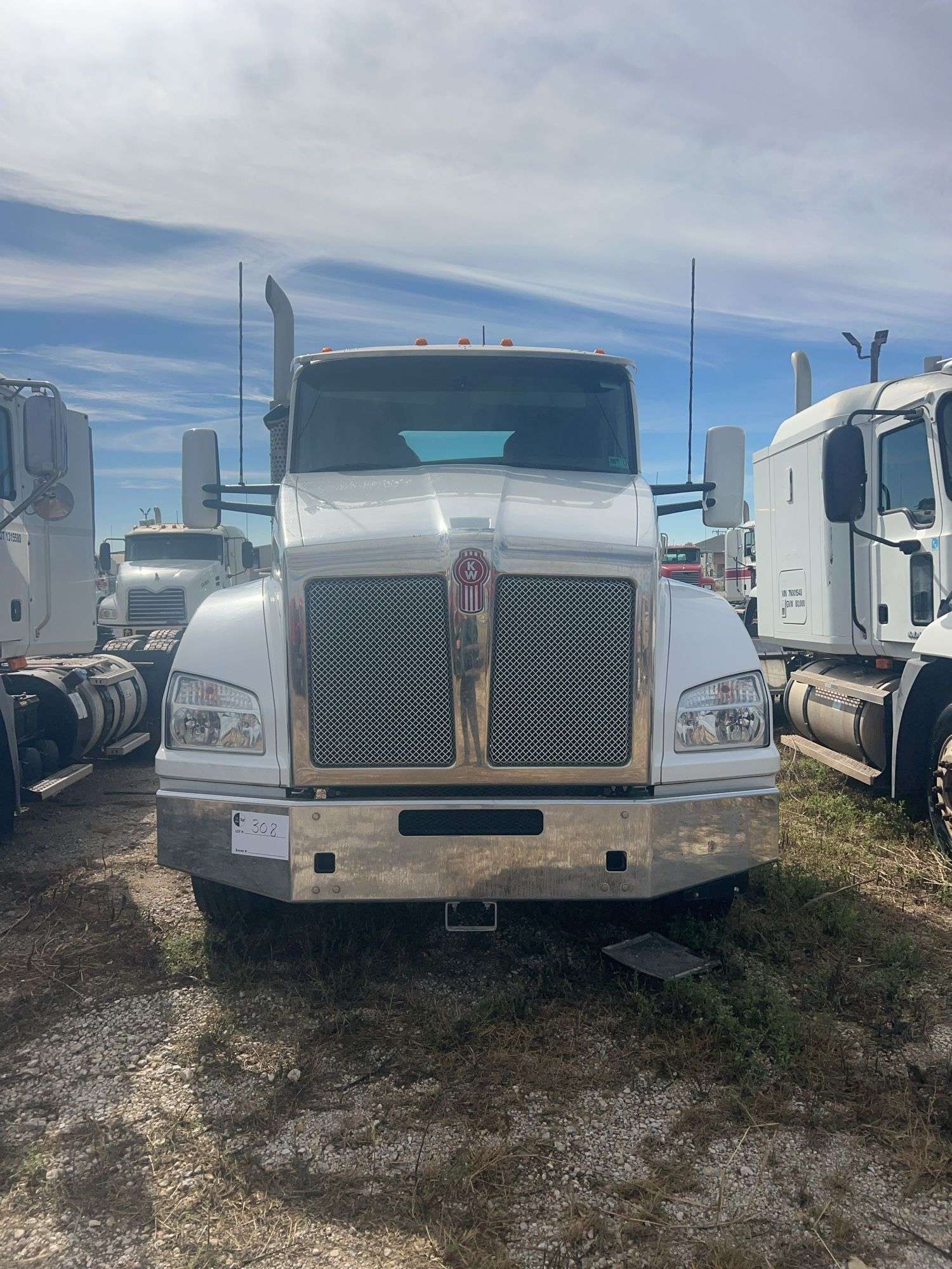 2018 Kenworth T880 showing 13,663 mi, 5,470 hrs - runs