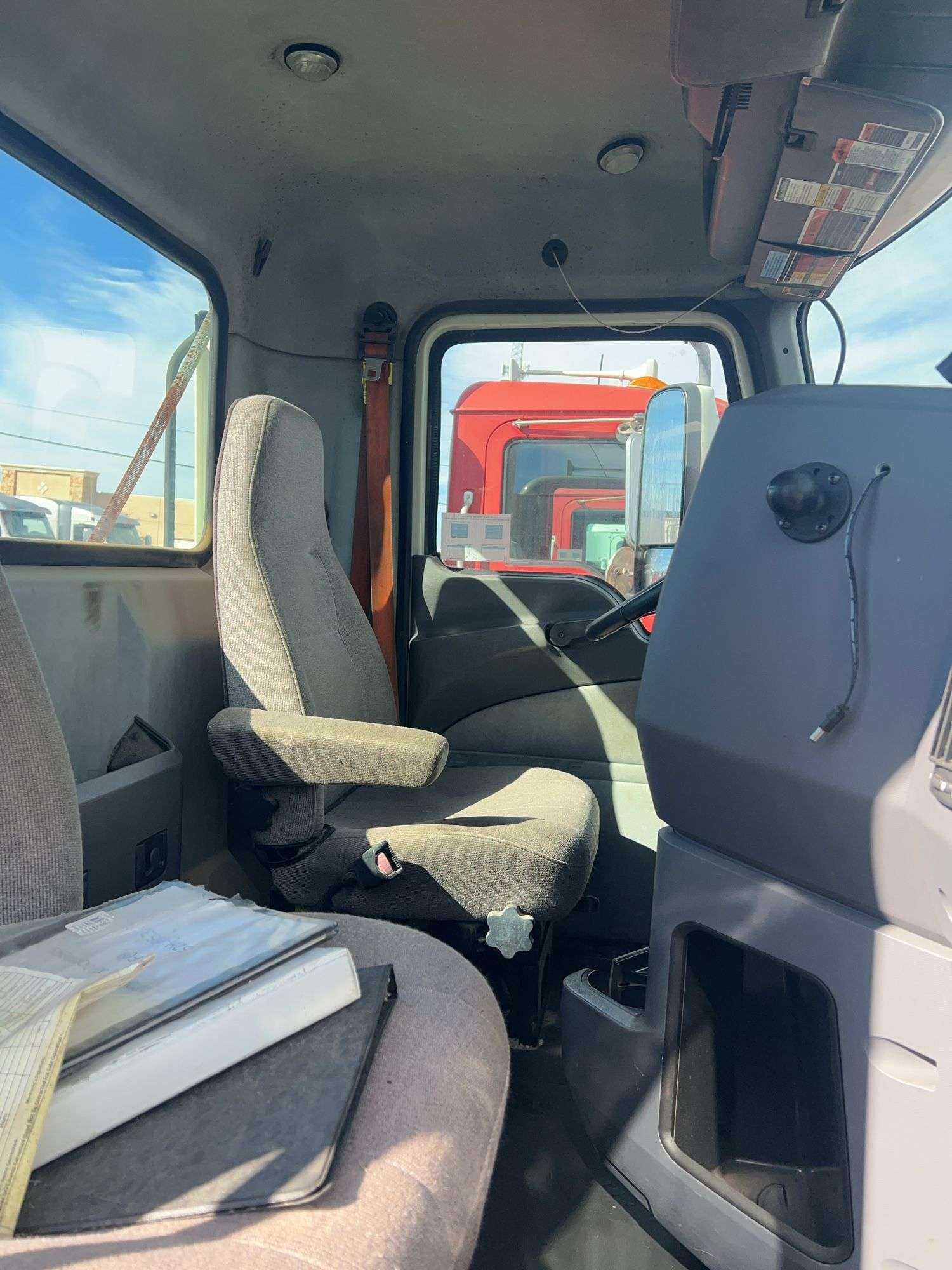 2014 Mack CHU613 showing 498,610 mi, 11,275 hrs - runs