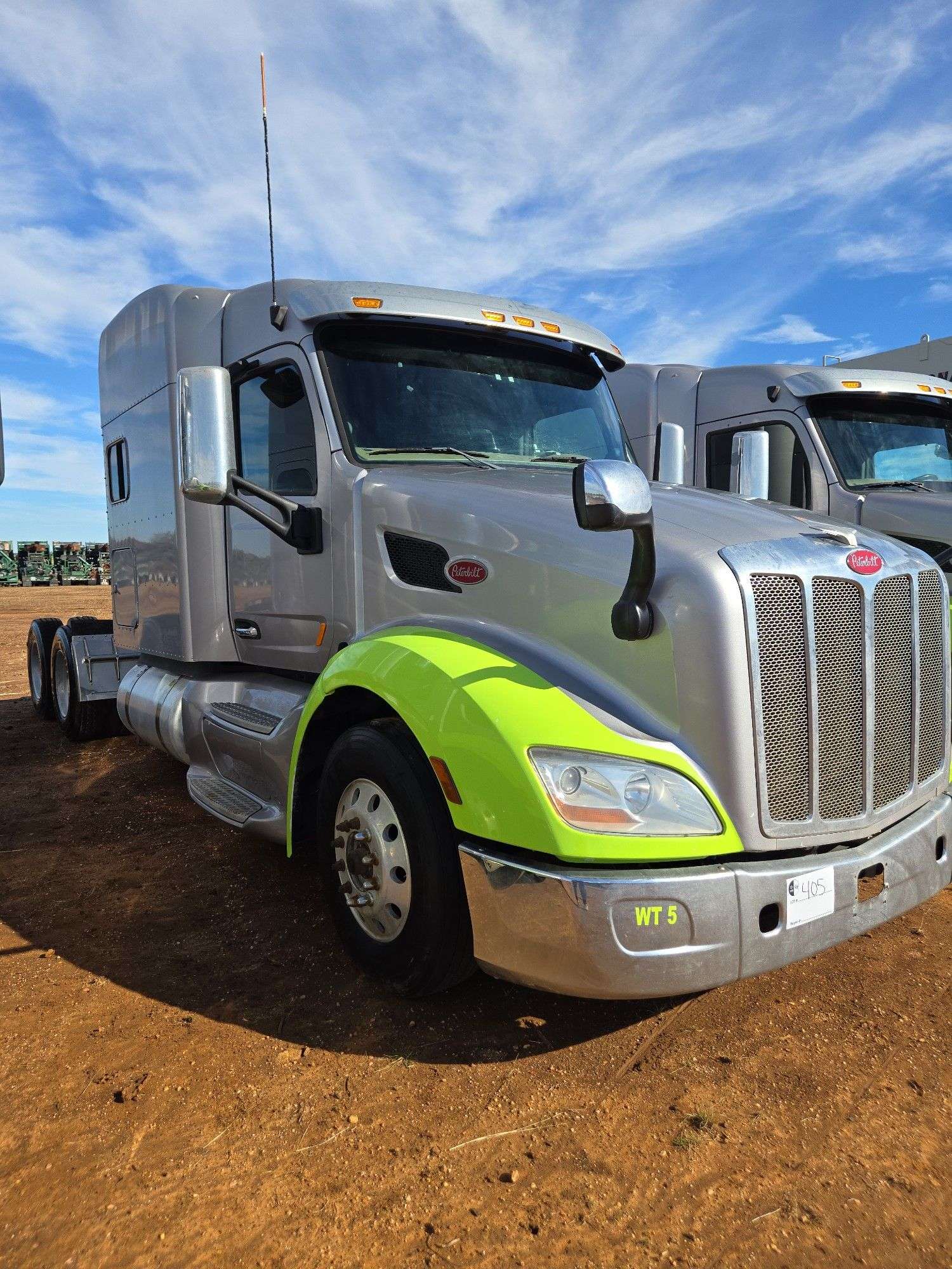 2015 Peterbilt 579 showing 453,390 mi, 22,671 hrs - runs