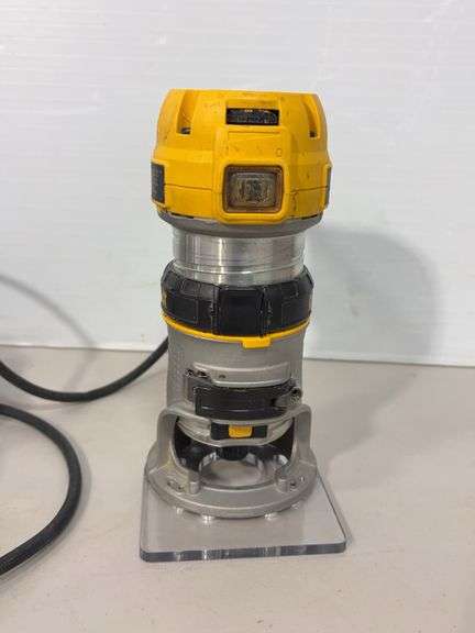 DeWalt DWP611 compact router w/ bag - works