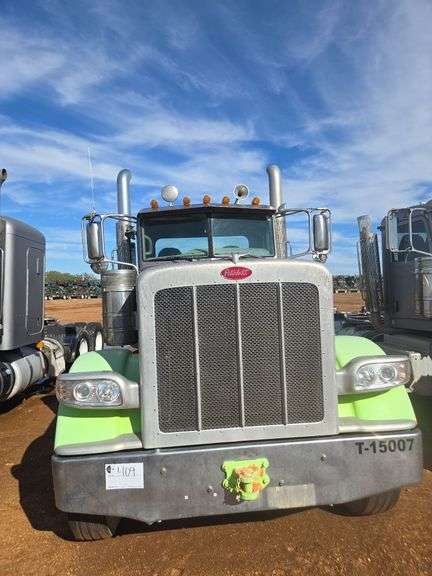 2015 Peterbilt 389 showing 20,400 mi, hrs unknown - doesn't run