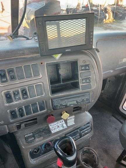 2007 Mack CHN613 showing 89,052 mi, hrs unknown- runs