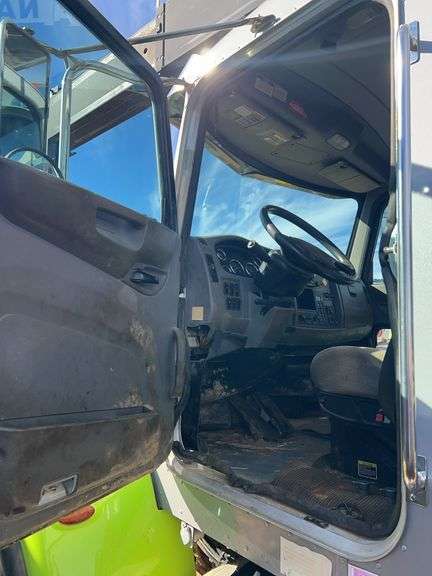 2019 Peterbilt PB348 showing 18,201 mi, 5,443 hrs - runs