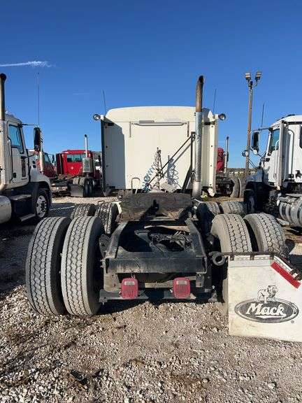 2008 Mack CXU613 showing 529,582 mi, 12,274 hrs- runs