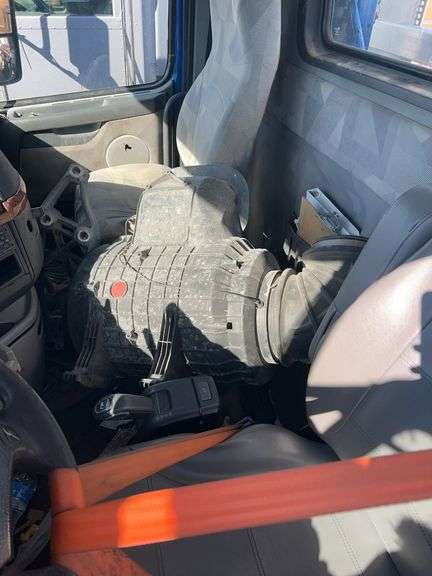 2010 Volvo VN showing 175,079 mi, hrs unknown - doesn't run