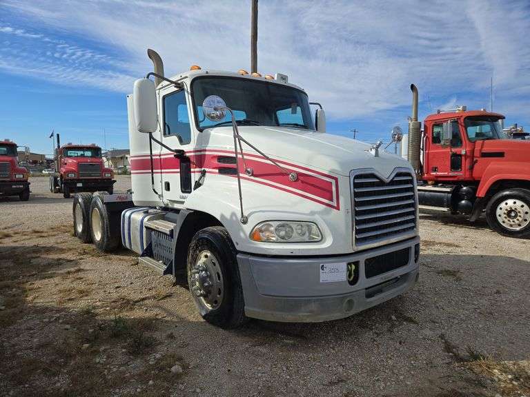 2014 Mack CXU613 showing 665,241, 14,352 hrs- runs
