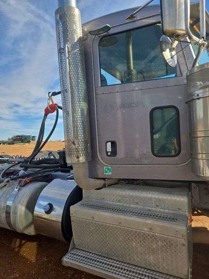 2015 Peterbilt 389 showing 20,400 mi, hrs unknown - doesn't run