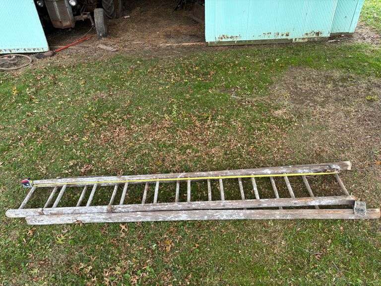 Wooden extension ladder