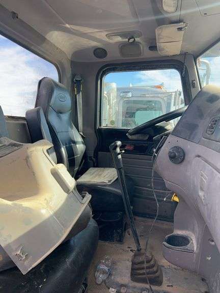 2015 Peterbilt 389 showing 20,400 mi, hrs unknown - doesn't run