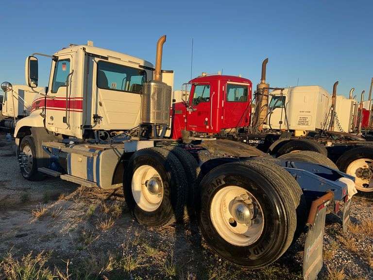 2014 Mack CXU613 showing 665,241, 14,352 hrs- runs