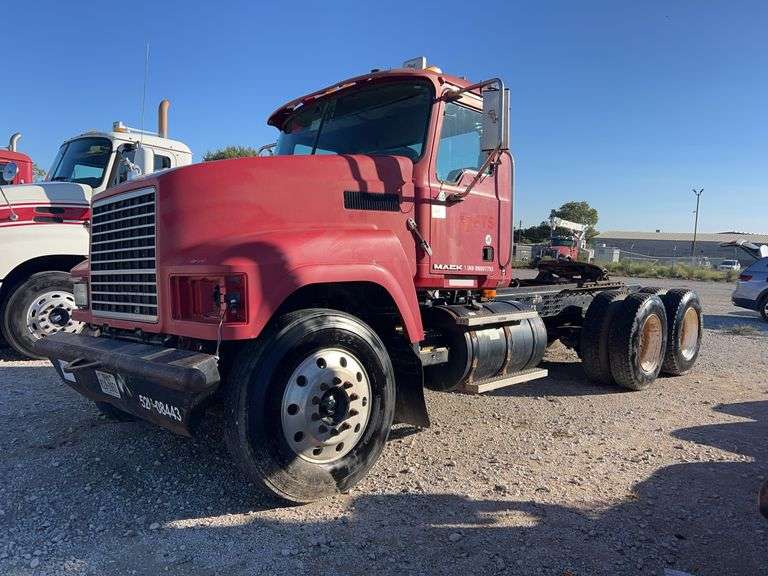 2008 Mack CHU613 showing 43,154 mi, 8,316 hrs- doesn't run