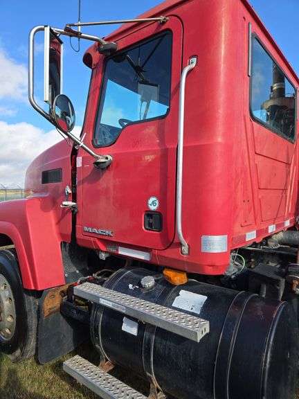 2008 Mack CHU613 showing 50,530 mi, 12,375 hrs- runs