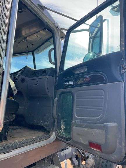 2015 Peterbilt 389 showing 20,400 mi, hrs unknown - doesn't run