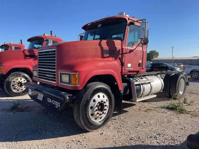 2012 Mack CHU13 showing 28,654 mi, 15,876 hrs- runs