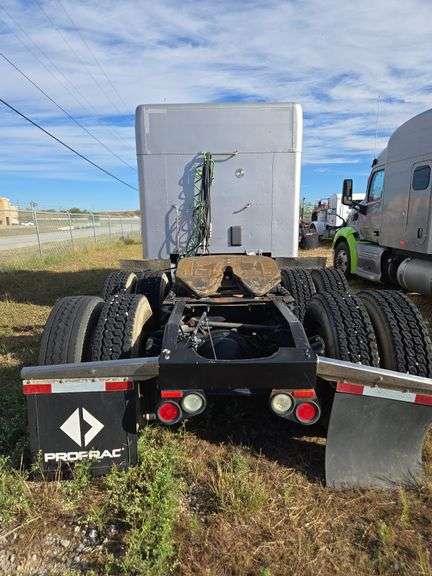 2015 Peterbilt 579 showing 465,411 mi, 24,008 hrs- runs