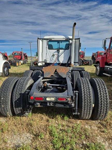 2013 Mack CXU613 showing 376,107 mi, 8,830 hrs - doesn’t run