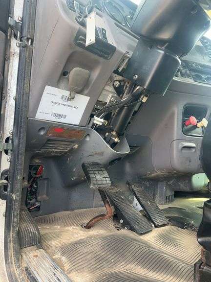 2013 Peterbilt 367 showing 63,847 mi, 9,758 hrs -