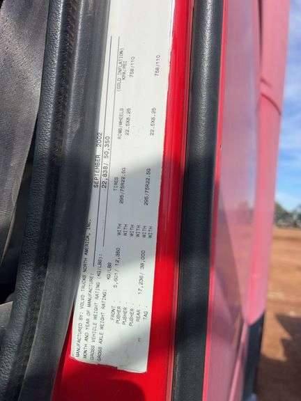 2003 Volvo showing 862,463 & 82,463 mi, 3,909 hrs - doesn't run