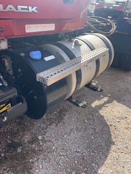 2015 Mack CHU613 showing 43,870 mi, 6,916 hrs - runs