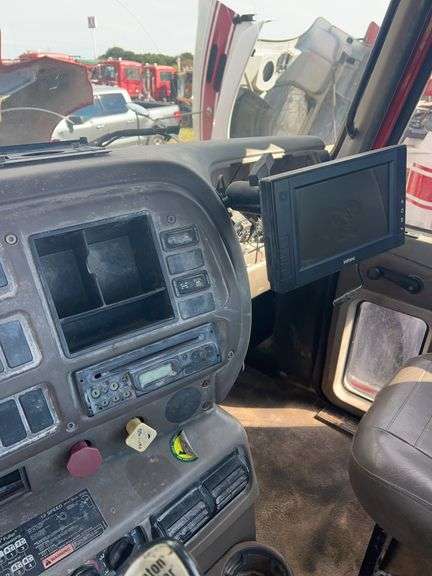 2007 Mack CHN613 showing 57,568 mi, 15,558 hrs - runs