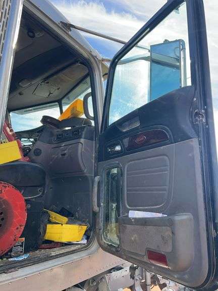 2014 Peterbilt miles & hrs unknown - doesn't run