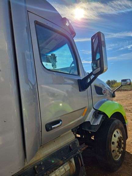 2015 Peterbilt 579 showing 424,747 mi, 22,986 hrs - runs