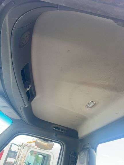 2015 Peterbilt 567 showing 31,476 mi, 7,804 hrs - runs