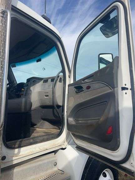 2015 Peterbilt 567 showing 31,476 mi, 7,804 hrs - runs