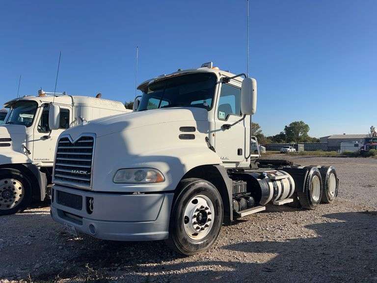 2011 Mack CXU613 showing 331,782 mi, 10,113 hrs- runs