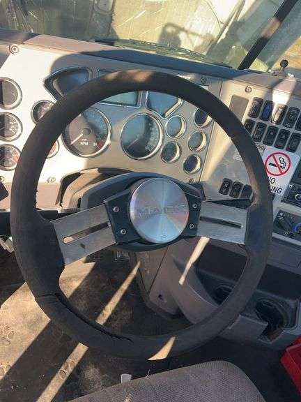 2013 Mack CXU613 showing 402,711 mi, 8,428 hrs- doesn't run