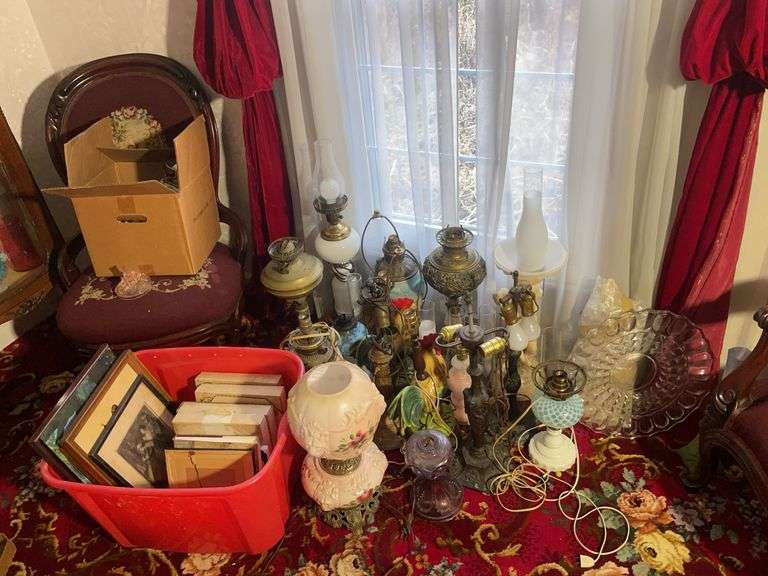 Remaining contents of room including upholstered chairs, lamps, display stand & more