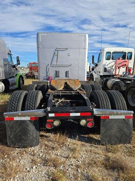 2015 Peterbilt 579 507,402 mi, hrs unknown- doesn't run