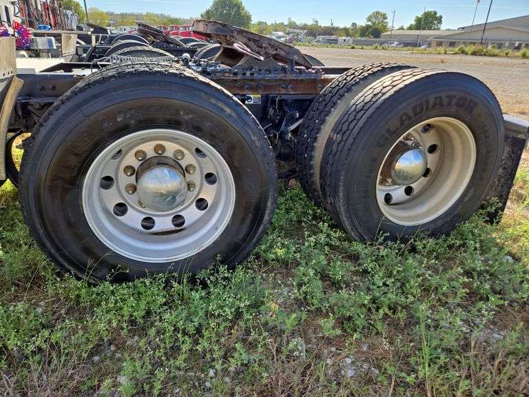 2015 Peterbilt 579 showing 465,411 mi, 24,008 hrs- runs