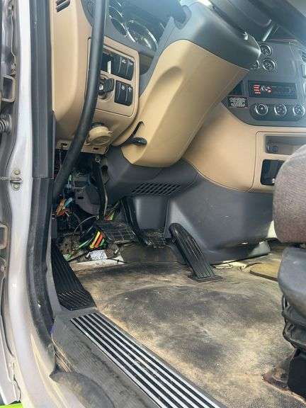 2015 Peterbilt 579 showing 465,411 mi, 24,008 hrs- runs