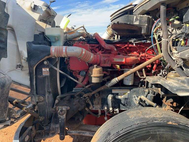 2015 Peterbilt 579 showing 424,747 mi, 22,986 hrs - runs